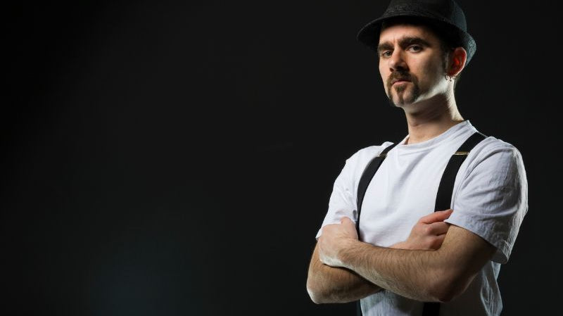 How to Wear Suspenders With a Suit