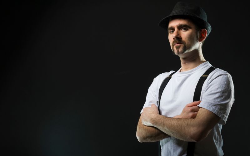 How to Wear Suspenders With a Suit